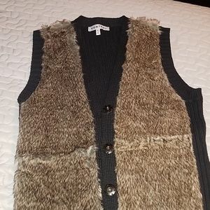 Black vest with faux fur